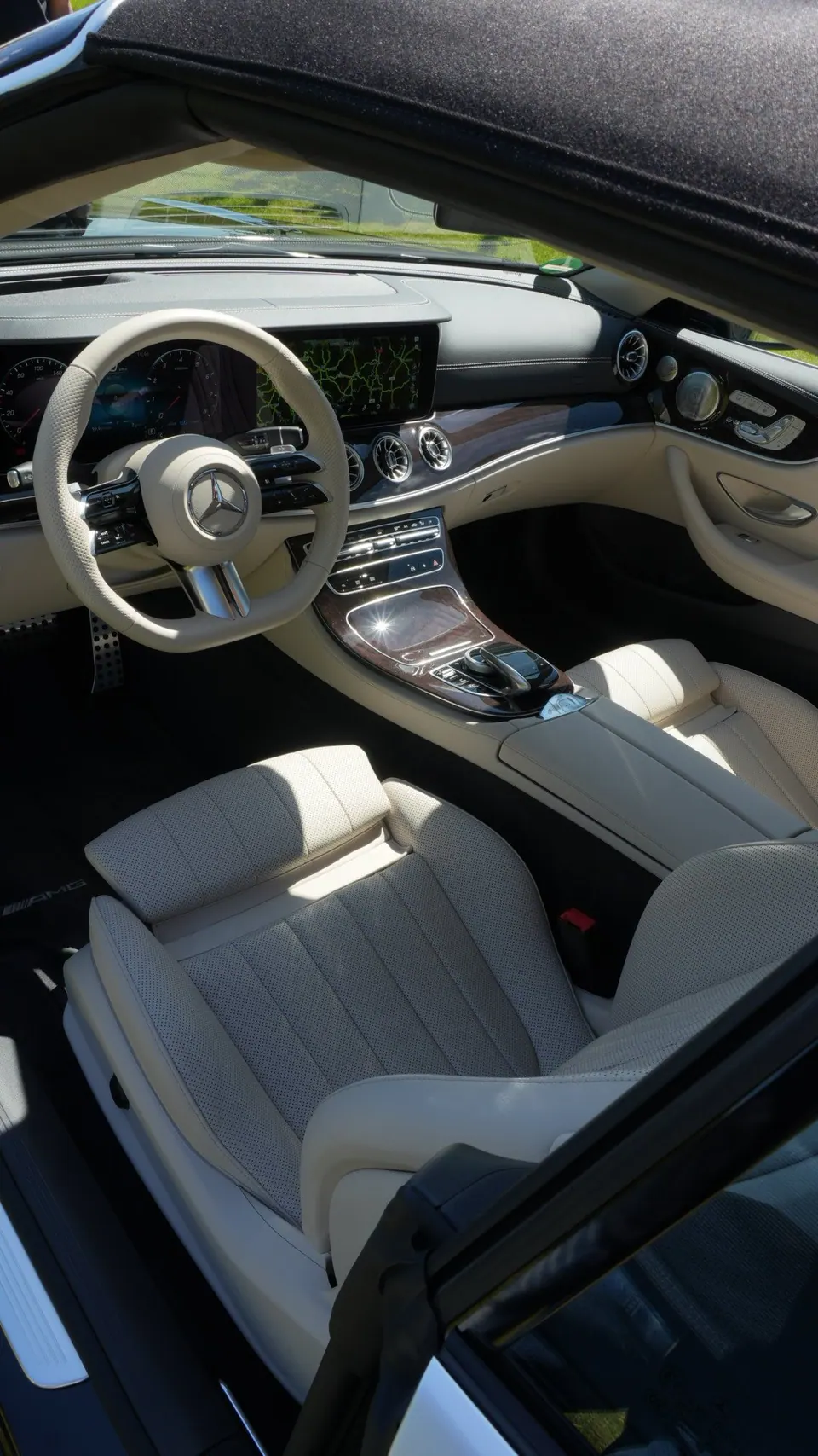 Luxuriöses Fahrzeuginterieur nach professioneller Innenraumreinigung